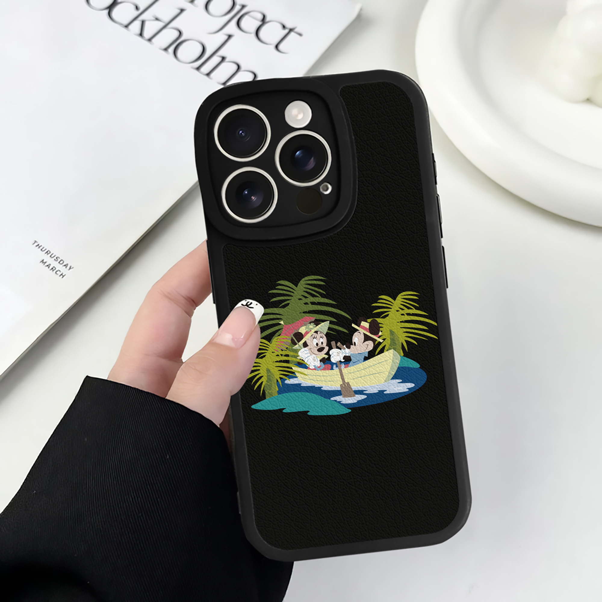（画像用） ミッキーマウス Mickey Mouse 【iPhone 16シリーズ対応】シリコンスマホケース（レザー調） 材質：シリコン